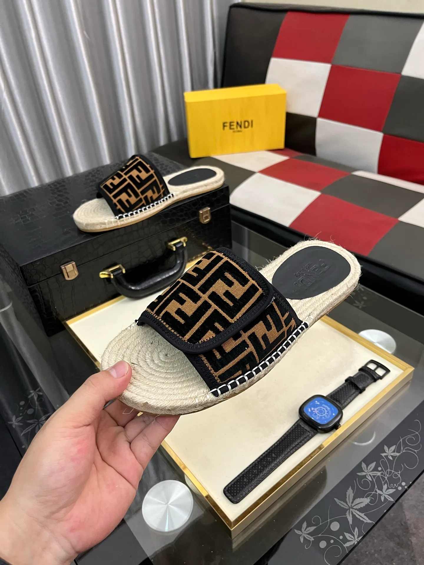 Men's shoes💰320⌚️⌚️[FENDI~Fendi slippers] High-end men's shoes brand official website 1:1 latest masterpiece: original mold customization, fabrics made of imported original materials, upgraded outsole, lighter, top quality in the market, simple and tasteful, a must-have for fashionistas, fashion is at your feet, full of confidence, the same style at the counter👍The season of summer slippers is here. Yardage: 38-44. Can be customized45.46.47